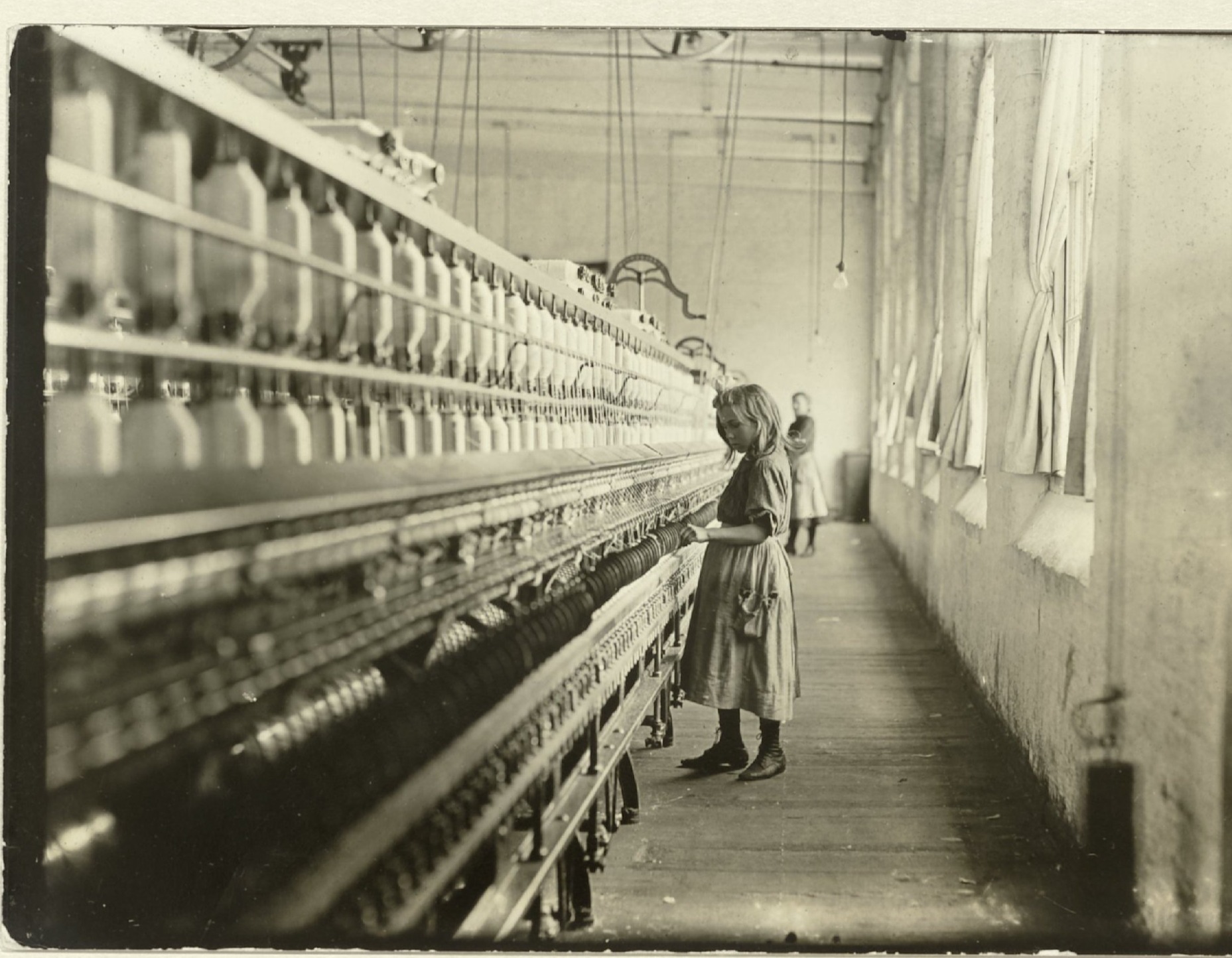 L W Hine, meisje in fabriek, 1908